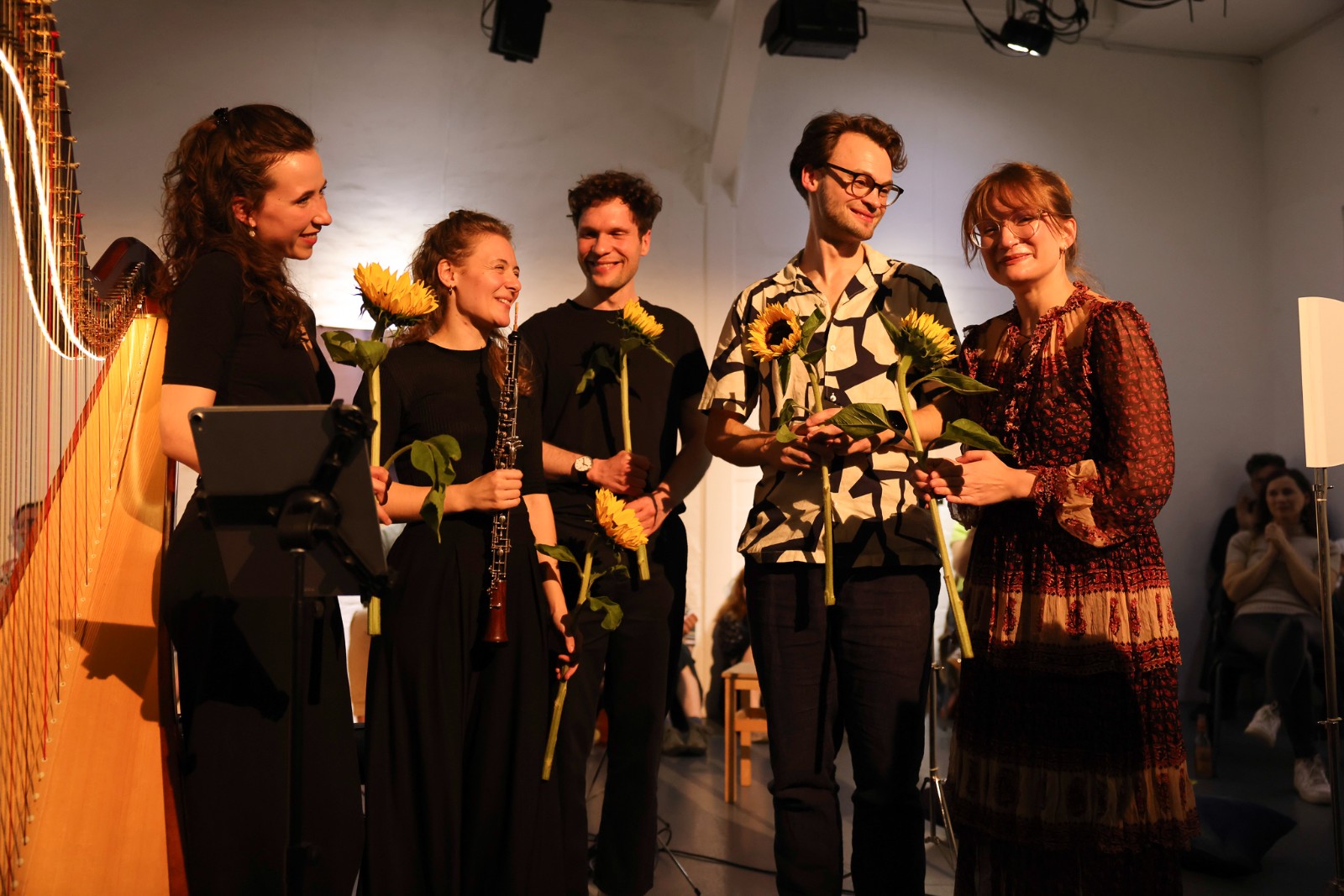 Künstler*innen bei der Premiere im TONALi Saal Hamburg